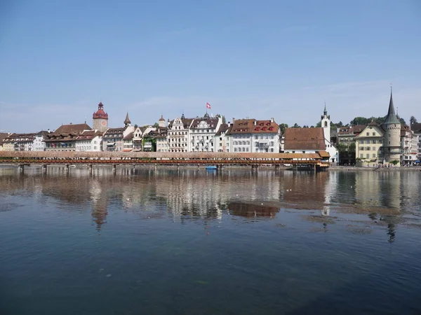 Representativos edificios históricos y el puente de la capilla en el río Reuss en la hermosa ciudad europea en Suiza —  Fotos de Stock