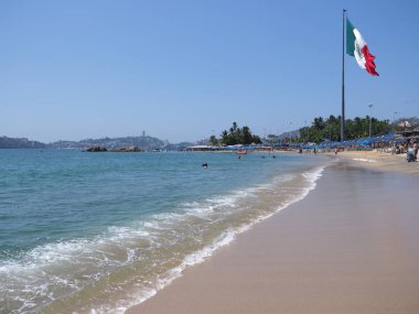 Deniz manzara büyük Meksika ulusal bayrak ve şezlong Acapulco bay City Meksika Pasifik Okyanusu ile