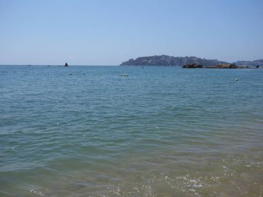 Sakin su yüzeyi Bay Acapulco City Meksika ve Pasifik Okyanusu peyzaj