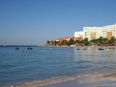 Beyaz otel binalar güzellik kumlu plaj, bay Karayip Denizi Meksika'da Cancun City görünümüne akşam