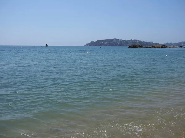 Sakin su yüzeyi Bay Acapulco City Meksika ve Pasifik Okyanusu peyzaj