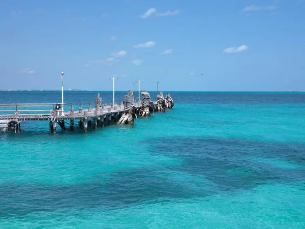 Wateren van turtle beach, playa tortugas op Caribische zee landschap met horizon lijn in Cancun in Mexico city — Stockfoto