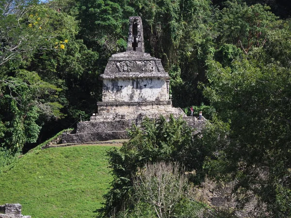 Pirámide del Templo de la Cruz en el antiguo Parque Nacional Maya de la ciudad de Palenque en el estado de Chiapas en México —  Fotos de Stock