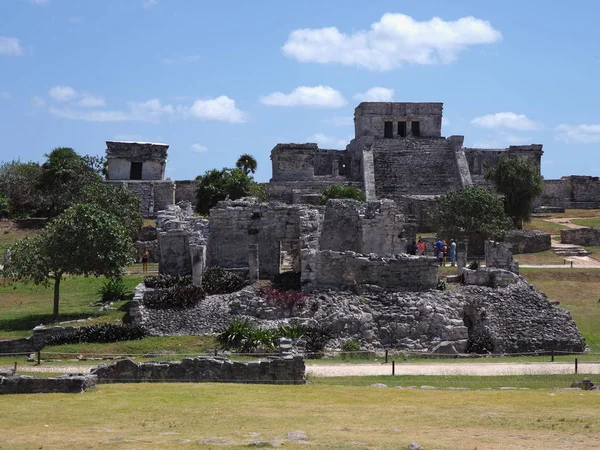 Cityscape do sítio archaeological com ruínas pedregosas do temple mayan na cidade de TULUM em México no campo ervoso — Fotografia de Stock