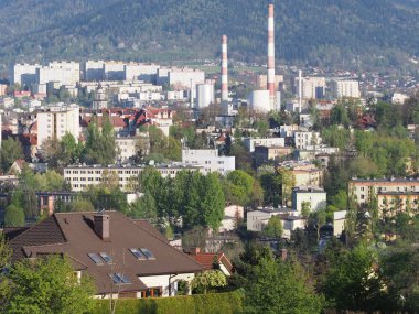 2018 'de POLAND' daki Beskid Dağları 'ndaki Avrupa Bielsko-Biala şehri ve kırsal manzara manzarası 2018' de güneşli bahar günü.