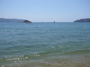 Meksika ve Pasifik Okyanusu 'ndaki ACAPULCO şehrinin su yüzeyi 2018' de açık mavi gökyüzü, sıcak kış günü, Kuzey Amerika.