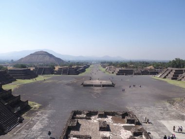 Awesome Avenue of the Dead ve soldaki Teotihuacan kalıntıları başkentin yakınındaki Teotihuacan kalıntıları 2018 'de açık mavi gökyüzü, güneşli kış günü, Kuzey Amerika.
