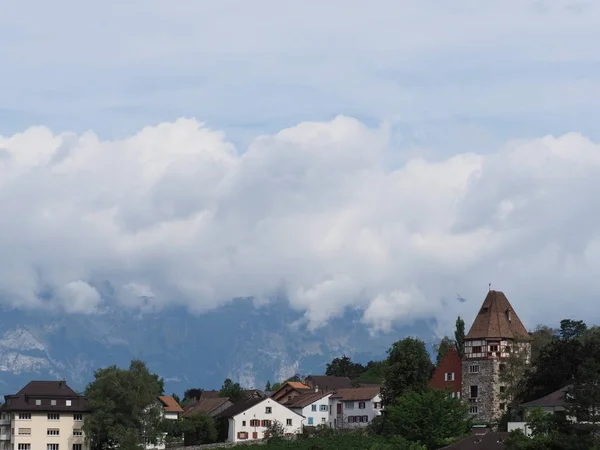 Steiniger Turm Und Häuser Auf Einem Hügel Stadtbild Wolkenlandschaften Über — Stockfoto