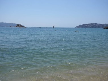 Meksika ve Pasifik Okyanusu peyzaj Acapulco kentinde körfezin barışçıl su yüzeyi