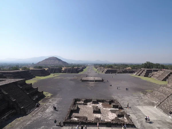 Amplia vista a la Avenida de los Muertos y la pirámide del Sol a la izquierda en las ruinas de Teotihuacán cerca del paisaje de la ciudad de México —  Fotos de Stock