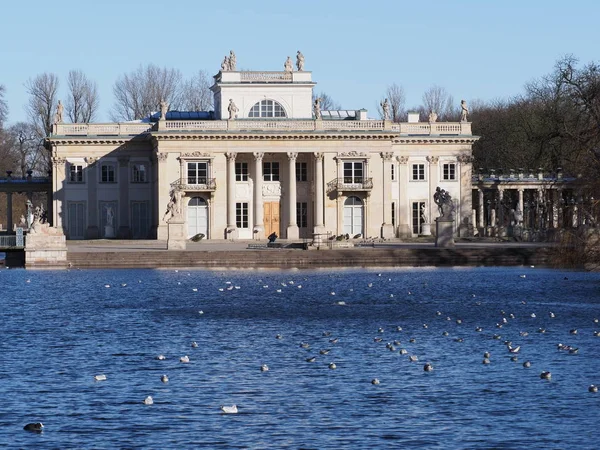 Isle of banyoları Park Polonya'da Varşova Avrupa sermaye city 2019 yılında Şubat gölde Sarayı. — Stok fotoğraf