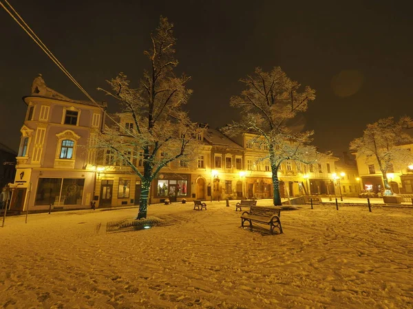 Hlavní náměstí v evropském městském centru Bielsko-Biala v Polsku se starými budovami, pouliční lampy v noci — Stock fotografie