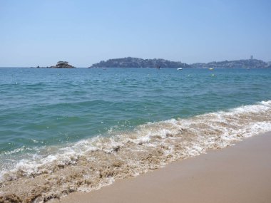 Meksika ve Pasifik Okyanusu peyzaj beyaz dalgalar Acapulco şehirde Bay sabit su yüzeyi