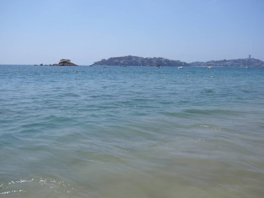 Meksika ve Pasifik Okyanusu peyzaj Acapulco kentinde körfezin ıssız su yüzeyi