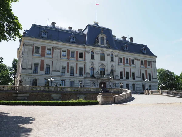 Знаменитый музей необарочного замка и двор в парке европейского города Пщину в Польше — стоковое фото
