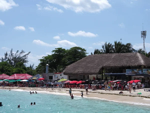 Kancun Mexico North America Marzec 2018 Kąpieliska Słoneczne Pod Parasolami — Zdjęcie stockowe