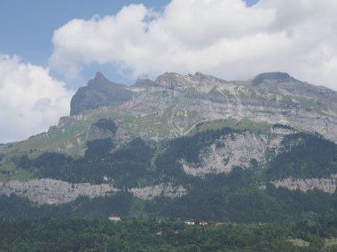 Avrupa Chamonix Mont Blanc kasabasından görülen Fransız Alpleri'nin yüksek dağların manzara aralığı manzara