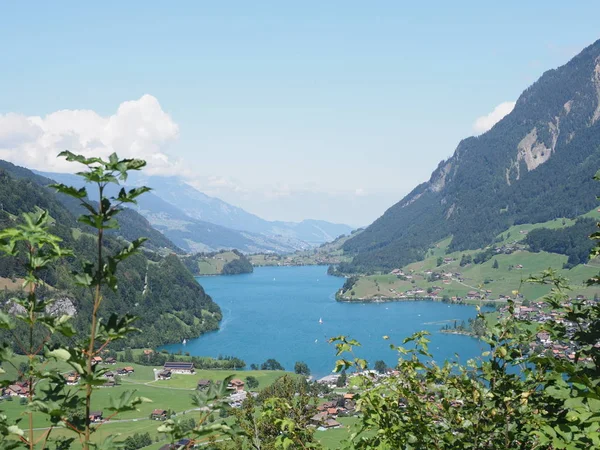 Lago europeu de beleza Brienz visto de Brunig Pass na Suíça com céu azul claro em 2018 dia ensolarado quente de verão — Fotografia de Stock