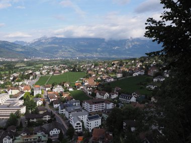 Lihtenştayn'da Küçük Avrupa başkenti Vaduz ağaç ve panorama ve şehir manzarası