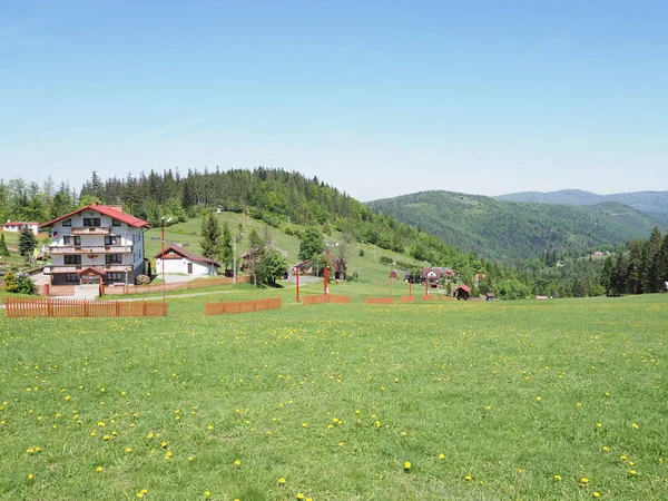 Casas em bastante paisagem de campo gramado e floresta em Beskid Mountains gama europeu Salmopol aldeia em POLÓNIA — Fotografia de Stock