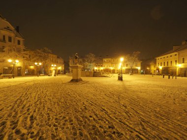 Eski binalar, akşam sokak lambaları ile Polonya tarihi Bielsko-Biala Avrupa şehir merkezinde ana meydan