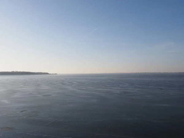 Blick Auf Gefrorene Stausee Landschaften Und Wald Der Europäischen Stadt — Stockfoto