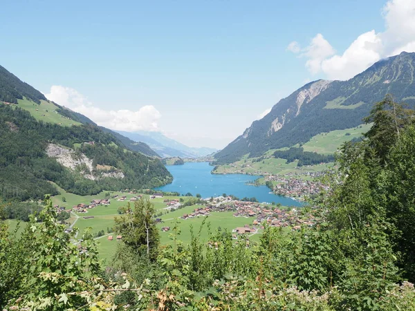 Brienz Gölü 2018 Açık Mavi Gökyüzü Ile Sviçre Nin Brunig — Stok fotoğraf