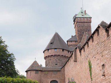 Avrupa 'nın Orschwiller kenti Alsace' deki Koenigsbourg şatosunun duvarları 2018 'de sıcak bir yaz günü bulutlu bir gökyüzü ile.