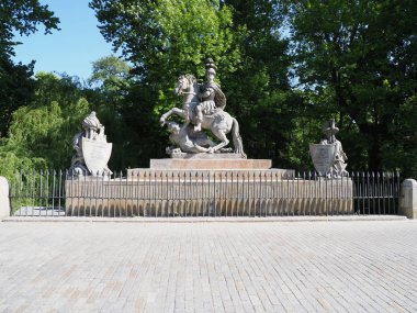 John III Sobieski 'nin Varşova' nın başkenti Polonya 'daki Lazienki Parkn Hamamları' ndaki anıtı, güneşli bir bahar sabahı 2019 'da açık mavi gökyüzü ile.