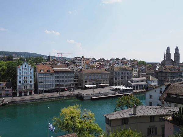 リマット川の景観の土岸に建物とスイスのヨーロッパチューリッヒ都市の都市景観 — ストック写真