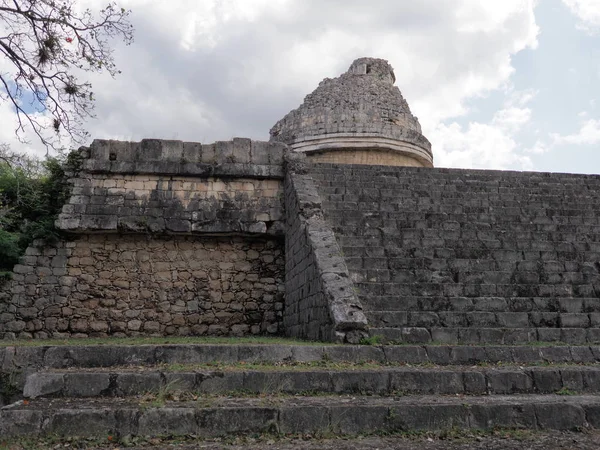 Stony obserwatory Building w: Chichen Itza Mayan Town at Mexico — Zdjęcie stockowe