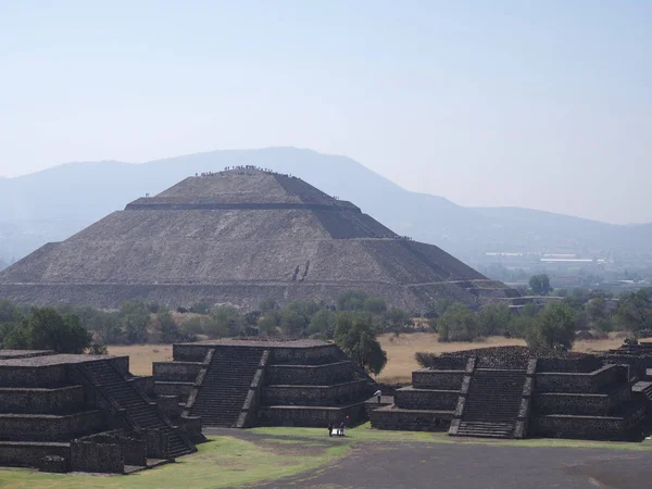 Pirâmide do sol na avenida dos mortos em ruínas de Teotihuacan perto da paisagem da cidade de México — Fotografia de Stock