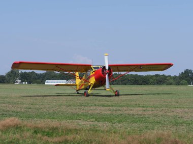 BIELSKO-BIALA, POLAND Temmuz 2018: Güzel Yakovlev Yak-12M SP-AWG uçağının ön cephesi, sıcak güneşli bir günde açık mavi gökyüzü ile Avrupa kentindeki hava kulübüne ait..