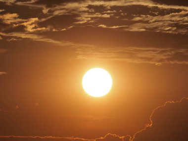 2018 'de Polonya' nın Bielsko-Biala kentinden bulutların oluşturduğu muhteşem güneş 2018 'de sıcak yaz akşamında görüldü..