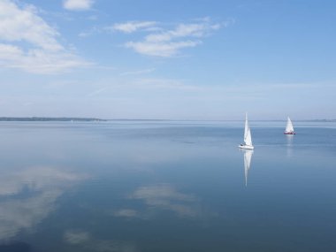 GOCZALKOWICE, POLAND MAYIS 2019: Sıcak bir bahar gününde mavi gökyüzünde güzellik bulutları olan yapay Avrupa rezervlerinin manzaralarında iki yat.