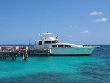 CANCUN, MEXICO NORTH AMERİKA Mart 2018: Rıhtım ve kaplumbağa plajı suları, Meksika 'da lüks yatı olan ve güneşli kış gününde açık mavi gökyüzü olan Karayip Denizi manzarası.