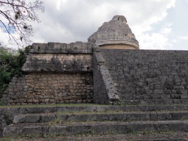 Chichen Itza Maya kasabasındaki antik gözlemevi, Meksika 'nın en etkileyici arkeolojik sahalarında 2018' de bulutlu mavi gökyüzü ile Kuzey Amerika 'da, güneşli bir kış günü,.