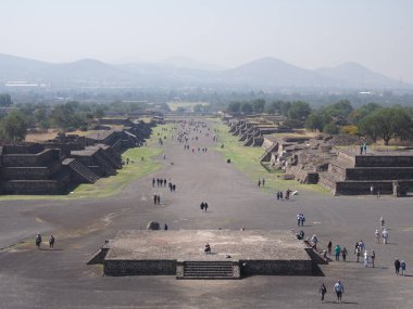 Teotihuacan harabelerinde piramitlerle ünlü Ölüler Bulvarı 2018 'de açık mavi gökyüzü ile başkent Meksiko şehri manzaraları güneşli kış günü, Kuzey Amerika' da Mart ayında.