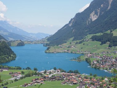 Brienz Gölü, 2018 'de açık mavi gökyüzü ile İsviçre' deki Brunig Geçidi 'nden Ağustos ayında güneşli bir yaz günü görüldü..