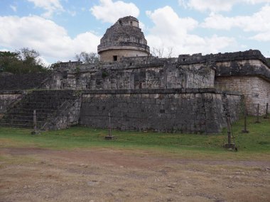 Chichen Itza Maya kasabasında muhteşem bir gözlemci, Meksika 'nın en etkileyici arkeolojik sahalarında 2018' de bulutlu mavi gökyüzü ile Kuzey Amerika 'da, güneşli bir kış günü,.