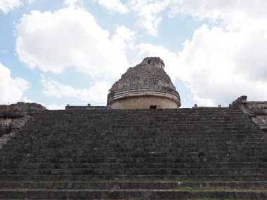 Chichen Itza Maya kasabasındaki gözlemevinin dışı, Meksika 'nın en etkileyici arkeolojik alanlarının en etkileyici kalıntıları 2018' de bulutlu mavi gökyüzü, güneşli bir kış günü, Kuzey Amerika 'da,.