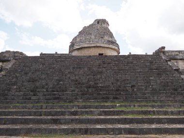 Chichen Itza Maya kasabasındaki gözcü merdivenleri, Meksika 'nın en etkileyici arkeolojik sahalarında 2018' in güneşli kış gününde bulutlu mavi gökyüzü ile harabeler..