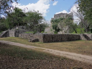 Meksika'da Chichen Itza maya kasabasında Geyik piramidinin muhteşem tapınağı
