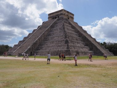 Muhteşem antik piramit ve Meksika 'nın Chichen Itza Maya kasabasında turistler, arkeolojik alanda harabeler