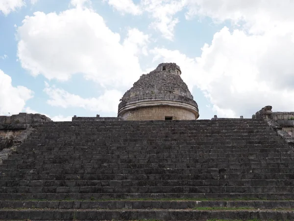 Chichen Itza Maya kasabasındaki gözlemevinin dışı, Meksika 'nın en etkileyici arkeolojik alanlarının en etkileyici kalıntıları 2018' de bulutlu mavi gökyüzü, güneşli bir kış günü, Kuzey Amerika 'da,.