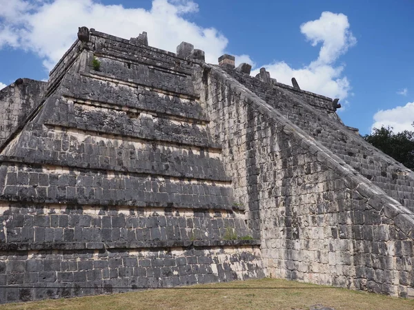 Frente a la tumba de la pirámide del Sumo Sacerdote en la ciudad maya de Chichén Itzá en México —  Fotos de Stock
