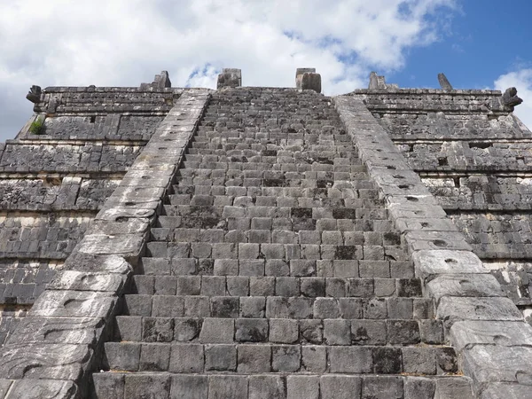 Elevação do túmulo da pirâmide Sumo Sacerdote na cidade mayan Chichen Itza no México — Fotografia de Stock