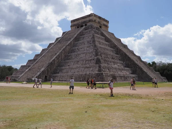 Pirâmide antiga maravilhosa e turistas em Chichen Itza cidade maia no México, ruínas no sítio arqueológico — Fotografia de Stock