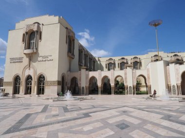 Sıcak güneşli bahar gününde açık mavi gökyüzü ile Fas Kazablanka kentinde Hassan Ii Camii Mediatek.