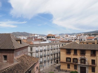 İspanya 'daki Avrupa Malaga şehir merkezi 2019' da güneşli bir bahar gününde bulutlu mavi gökyüzü.